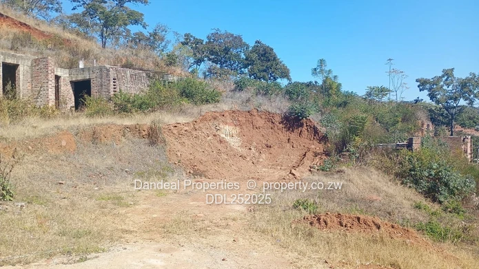 Glen Lorne 3000m² Stand with Brick Shells & Road Access