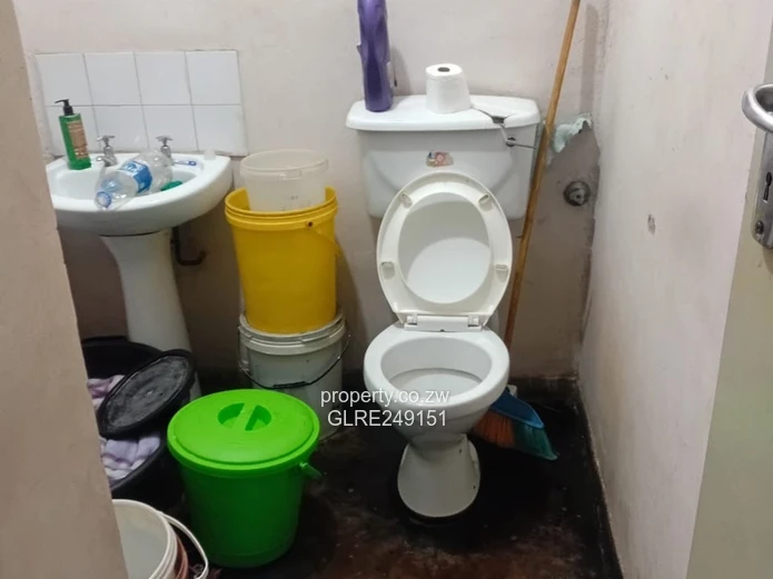 Willowvale 2-Bed Flat – Brick Block with Secure Parking