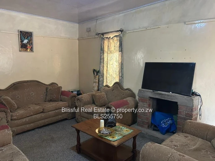 4 bedroom house for sale in Chitungwiza unit k-DEEDS, Nostro Accepted