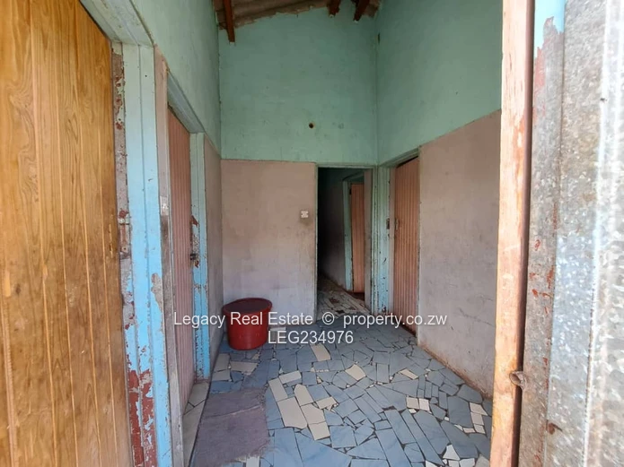 Budiriro 4 – 6-Bedroom Fixer-Upper for Sale