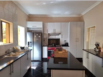 4 Bedroom Flat & Apartment