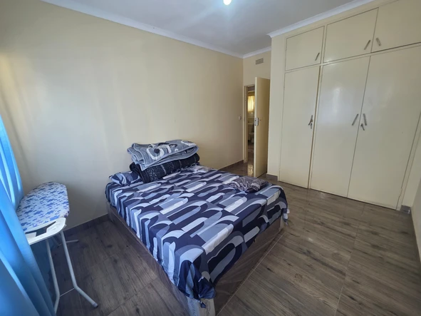 2 Bedroom Flat & Apartment