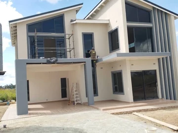 4 Bedroom Flat & Apartment