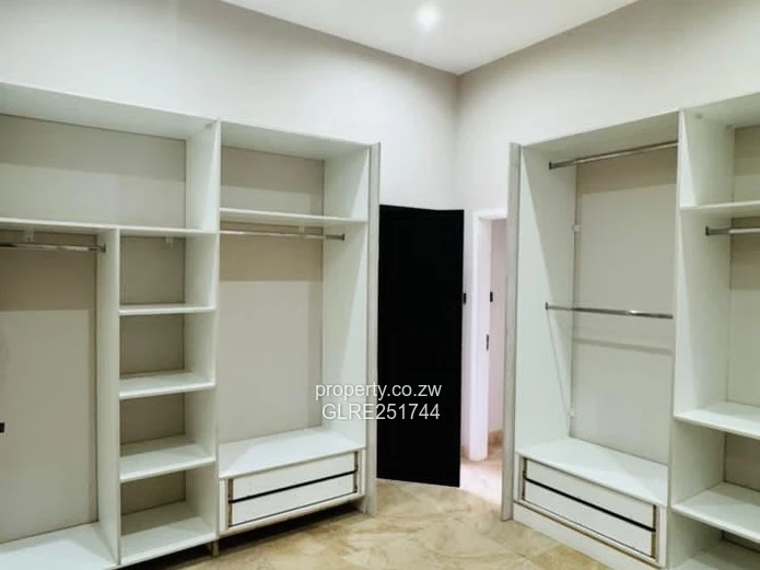 Highlands 4-Bed Furnished Flat with Solar & Pool
