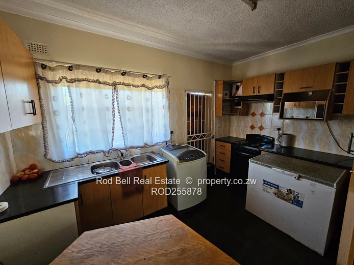 Large 5-bedroom family home with cottage