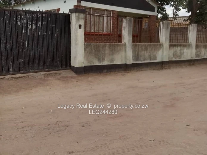 Chitungwiza Unit C House For Sale With Cottage