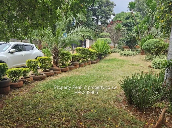 Old Borrowdale 3-Bed Home on 4000m² with Borehole
