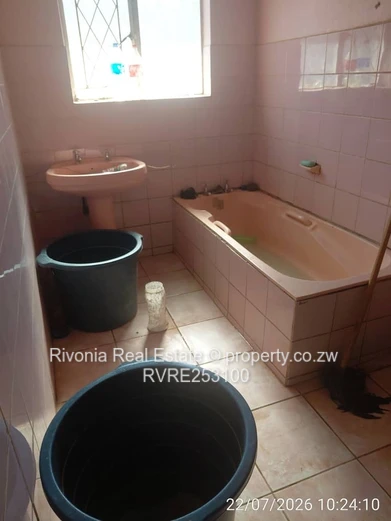 Spacious 4-Bed Westlea Home — Walled, Staff Quarters