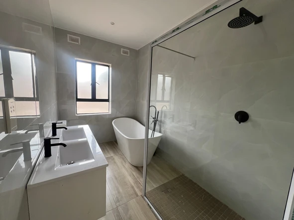 3 Bedroom Flat & Apartment