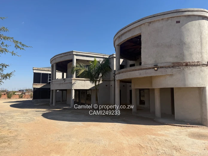 Spacious 6-Bed Arlington Home on 2777m² with Borehole