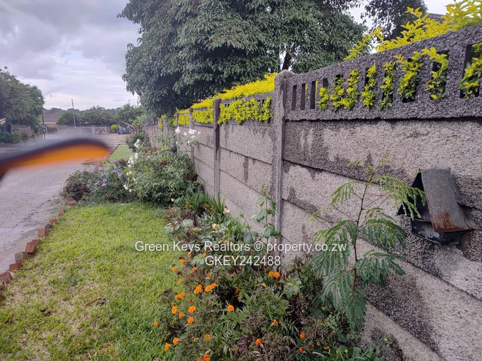 Gletwin Park: 4-Bed Home with Modern Kitchen & Fireplace