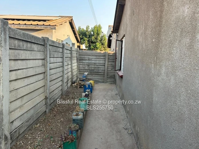 4 bedroom house for sale in Chitungwiza unit k-DEEDS, Nostro Accepted