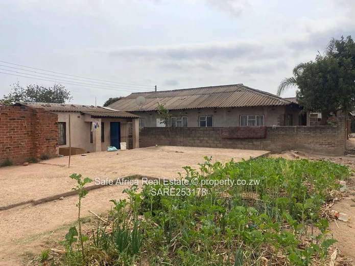 OLD GLEN- VIEW 7 VACANT  STAND WITH FOUNDATION AND APPROVED PLAN CLOSE TO CHITUBU SHOPS FOR SALE Pri
