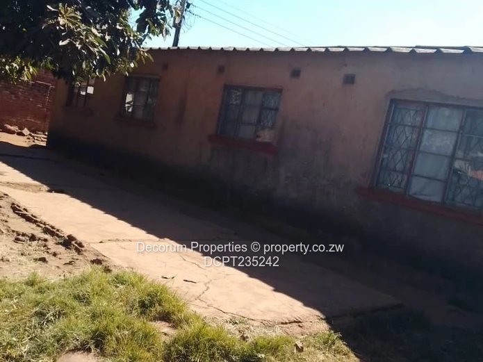 6-Bed Fixer on 276m² with Walled Yard in Kuwadzana