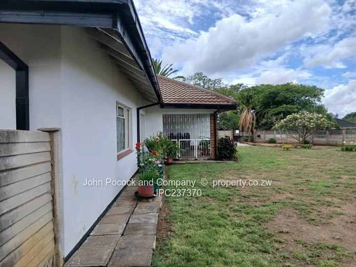 Charming Family Home In The Heart Of Woodlands!