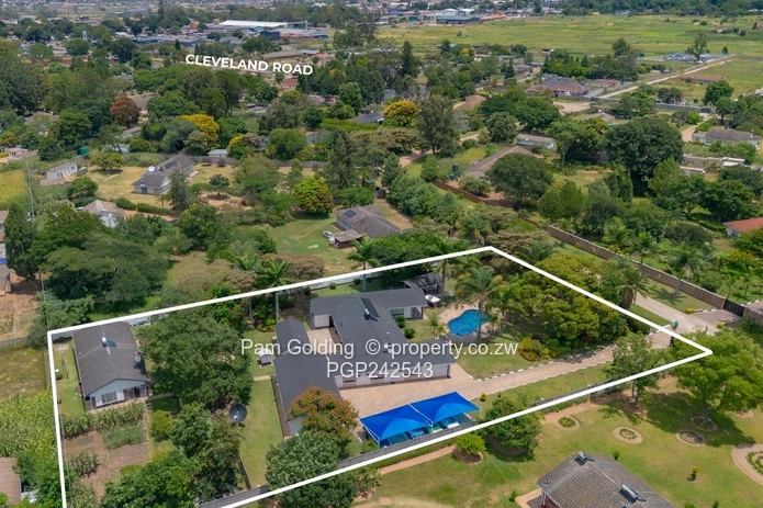 The Complete Family Estate In The Heart Of Greengrove (Sole Mandate)