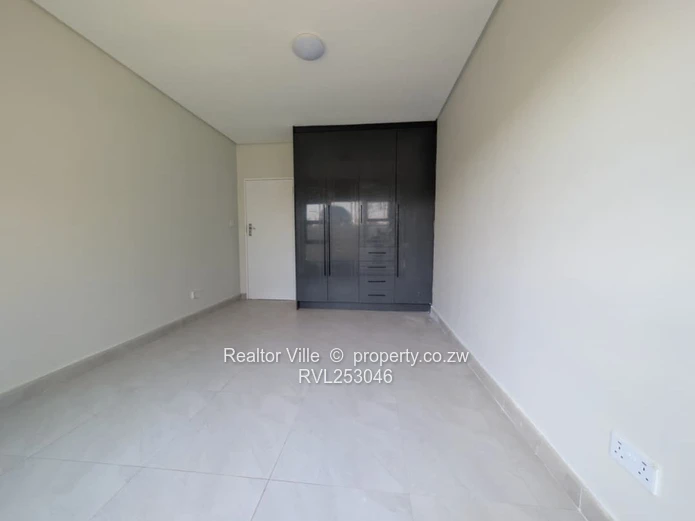 Modern 2-Bed Garden Flat with Borehole & Lawn in Marlborough