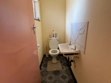 2 Bedroom Flat & Apartment