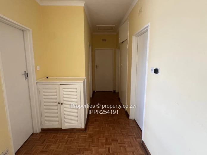 Furnished 3-Bed Flat in Avenues — Parquet & Gated Patio