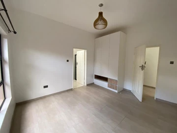 4 Bedroom Flat & Apartment