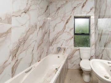 2 Bedroom Flat & Apartment