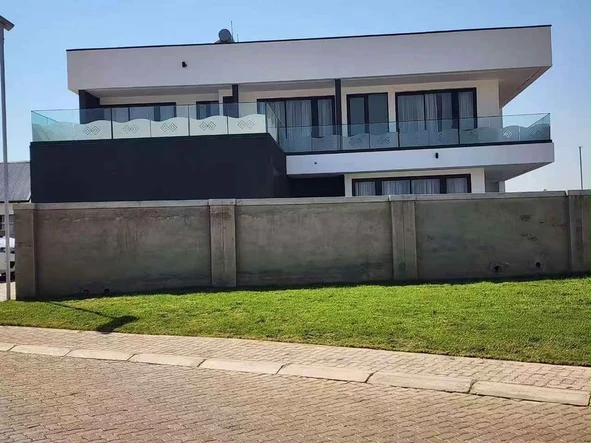4 Bedroom Flat & Apartment