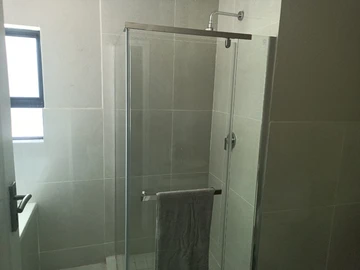 2 Bedroom Flat & Apartment