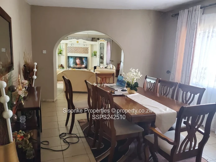 Walled 4-Bed Home Zimre Park — Borehole & Driveway