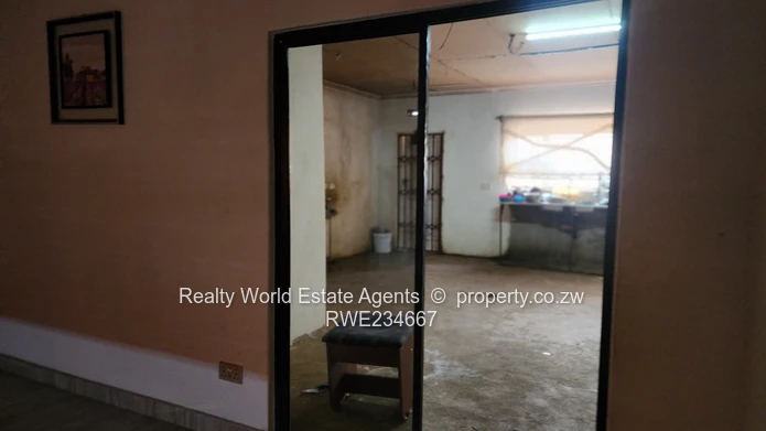 Large Tiled Lounge & Veranda — 5-Bed on 3,400m² (Sole Mandate)