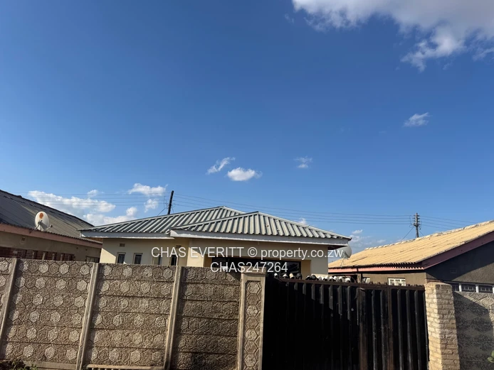 4 beds house in Unit G Makoni Seke Chitungwiza $35k