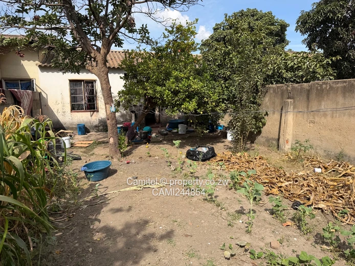 Mufakose,2-Bed core house walled and gated sitting on 200m² near shops and schools  (Sole Mandate)