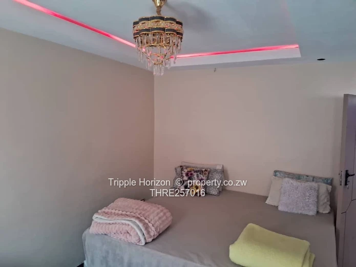 Glaudina 2-Bed Home - Borehole, Freestanding Tub & Stylish Dining