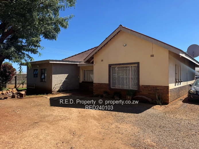 An Ideal Move-In-Ready Home In Queenspark East!