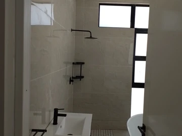 4 Bedroom Flat & Apartment