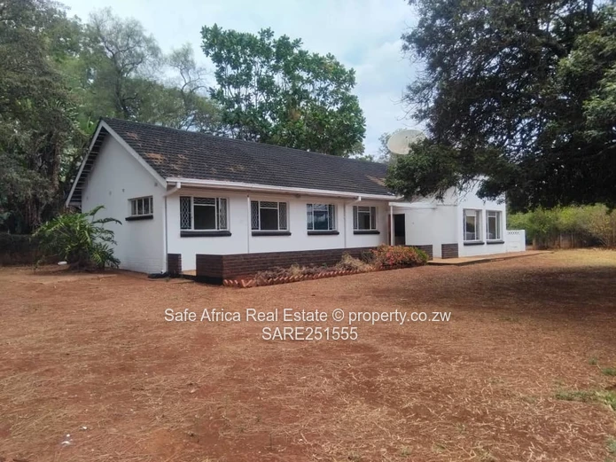 Spacious 3-Bed Home on 4,000m² with Borehole — Marlborough