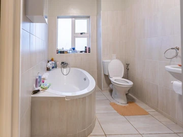 4 Bedroom Flat & Apartment