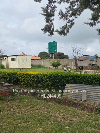 Manningdale 2-Bed with a Non Functional  Pool, Borehole & Large Garden (Sole Mandate)