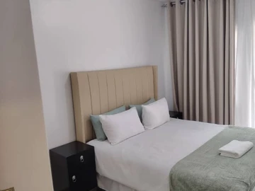 2 Bedroom Flat & Apartment