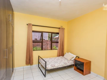 5 Bedroom Flat & Apartment