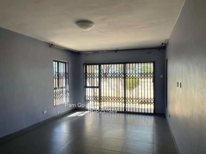 Spacious Family Home In Rockview (Sole Mandate)