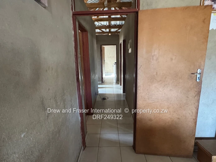 Walled 4-Bed House in Chitungwiza with community Borehole