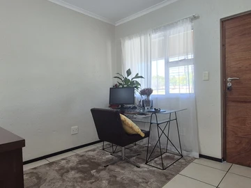 2 Bedroom Flat & Apartment