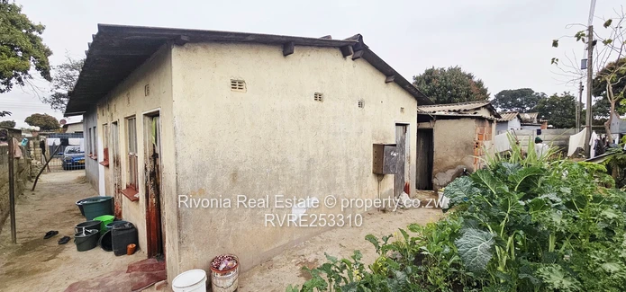 4-Bed Fixer-Upper with Borehole in Glen View