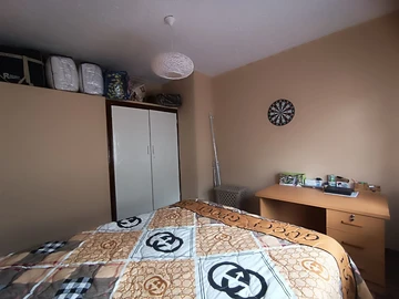 2 Bedroom Flat & Apartment