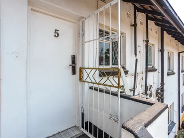 2 Bedroom Flat & Apartment