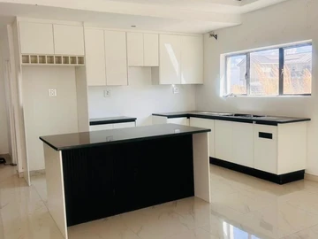 3 Bedroom Flat & Apartment