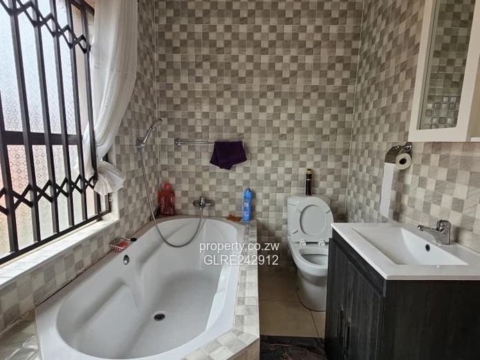 4-Bed Home with Large Paved Drive, Garden & Borehole - Sandton Park