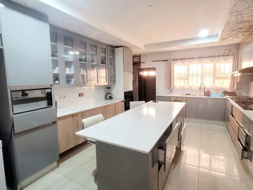6 Bedroom House