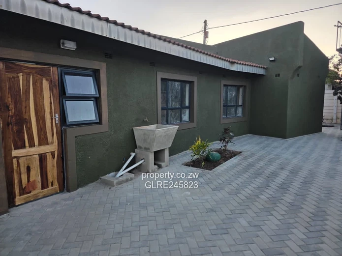 Paved Courtyard 2-Bed Glen View — Walled & Fitted Kitchen