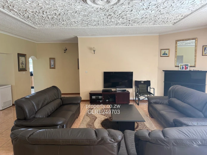 Luxurious 7-Bed Helensvale Home - 8 Baths & Borehole